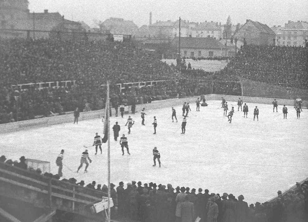 První zápas na novém stadionu 28. října 1947.
